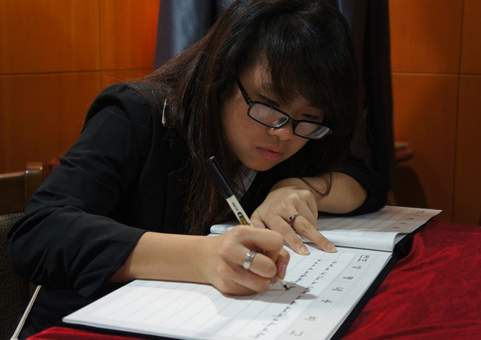 Qua sổ táng, các bạn trẻ đang du học tại Hàn Quốc đều mong muốn được bày tỏ tình cảm tiếc thương vô hạn của mình trước sự ra đi của Đại tướng. Ảnh: T.Đ