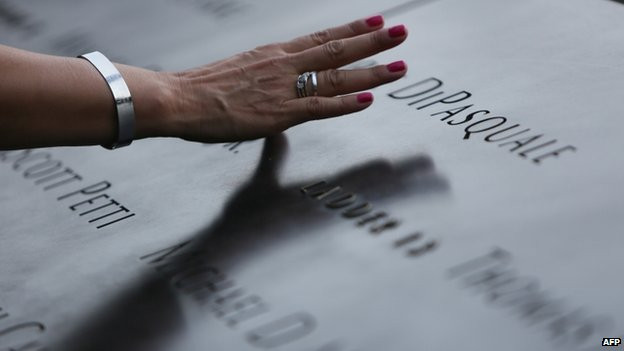 Tên của các nạn nhân vụ khủng bố 11/9 được khắc ở bên cạnh địa điểm bị tấn công 