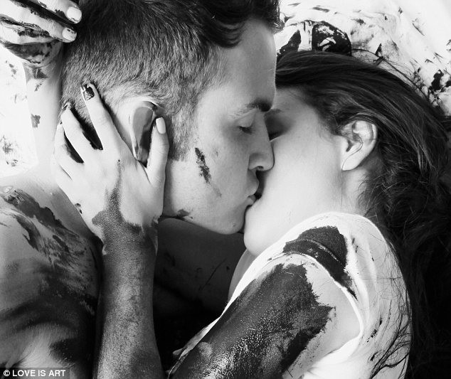 "Tình yêu là nghệ thuật" . "Tình yêu là nghệ thuật" .