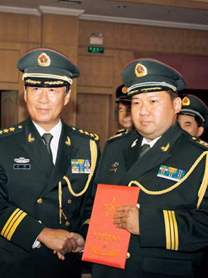 Lưu Nguyên (trái), con trai ông Lưu Thiếu Kỳ và Mao Tân Vũ (phải), cháu nội ông Mao Trạch Đông