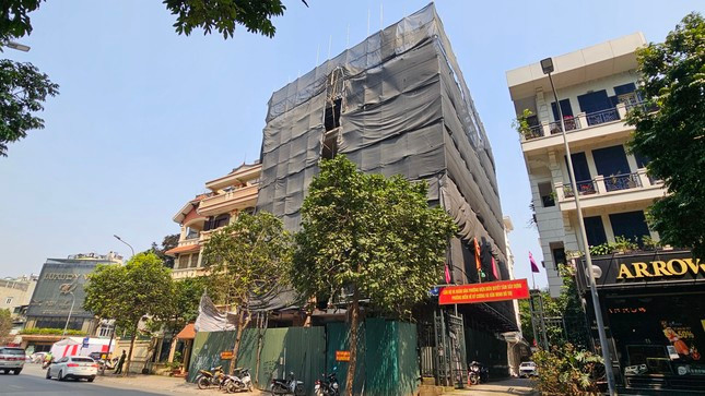 Công trình nhà riêng lẻ tại lô B3 (phía Nam số 13 phố Sơn Tây) phường Điện Biên, quận Ba Đình cao 5 tầng nổi nhưng có đến 4 tầng hầm.