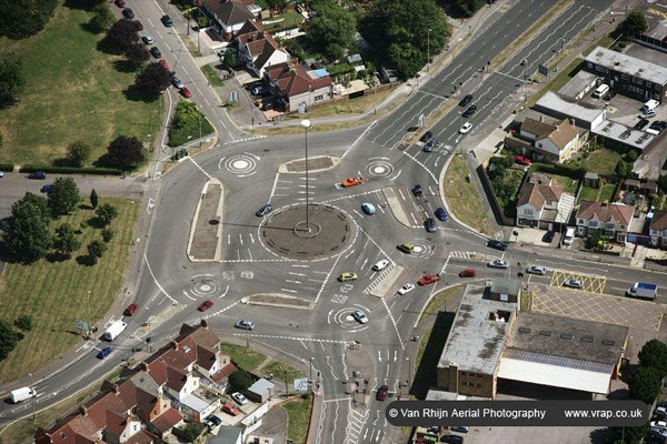 Trước khi bùng binh Magic Roundabout được xây dựng, khu vực này là cơn ác mộng đối với người lái xe khi phải tìm cách giao thông giữa biển xe cộ đổ về từ 5 hướng. Bộ Giao thông Vận tải và Viện Nghiên cứu Đường bộ Anh sau đó đã tìm ra giải pháp tuyệt vời trên