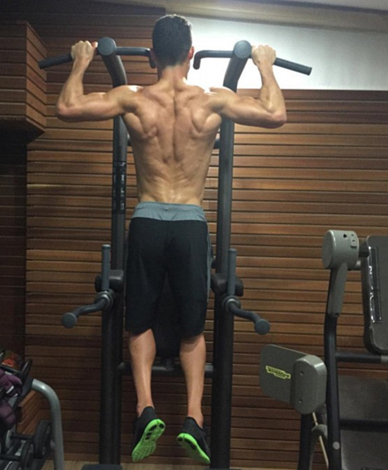 Ronaldo khoe cơ bắp và tuyên bố 'không cần ngày nghỉ' ảnh 1