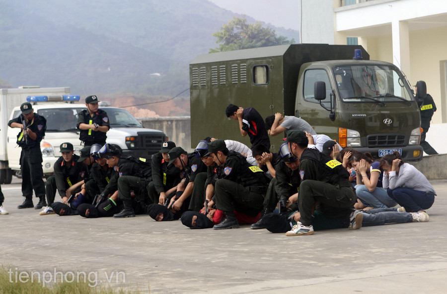 Khống chế toàn bộ bọn khủng bố và giải cứu con tin thành công.