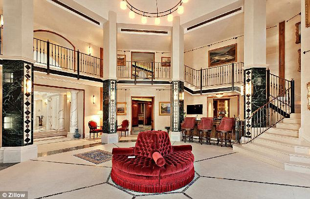 Lối cầu thang dẫn từ tầng một chạy dọc hành lang tầng hai