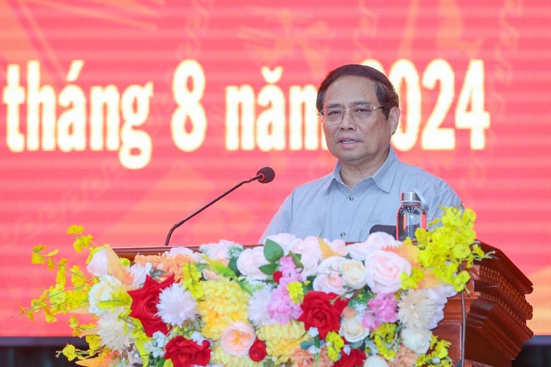 Thủ tướng mong muốn lực lượng Công an tỉnh Đắk Lắk tiếp tục phát huy truyền thống hào hùng, vẻ vang, luôn khắc ghi 6 điều Bác Hồ dạy Công an nhân dân. Ảnh: VGP/Nhật Bắc