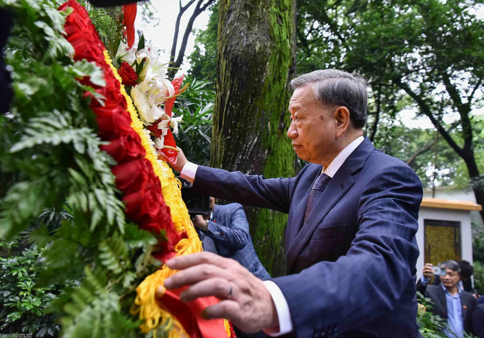 Tổng Bí thư, Chủ tịch nước Tô Lâm dâng hoa tưởng niệm Liệt sỹ Phạm Hồng Thái. Ảnh: Báo Thế giới và Việt Nam Tổng Bí thư, Chủ tịch nước Tô Lâm dâng hoa tưởng niệm Liệt sỹ Phạm Hồng Thái. Ảnh: Báo Thế giới và Việt Nam
