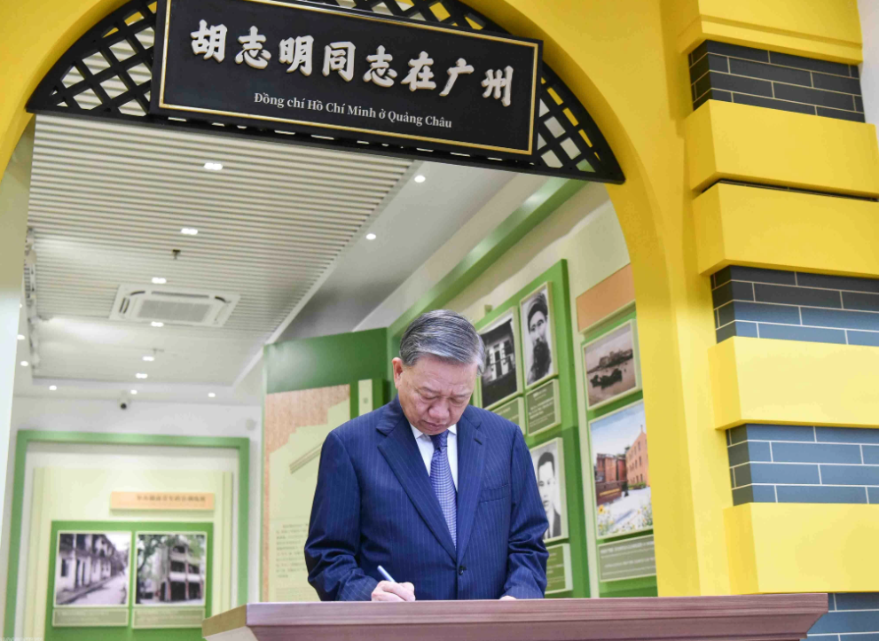 Tổng Bí thư, Chủ tịch nước Tô Lâm viết lưu bút tại di tích. Ảnh: Báo Thế giới và Việt Nam Tổng Bí thư, Chủ tịch nước Tô Lâm viết lưu bút tại di tích. Ảnh: Báo Thế giới và Việt Nam