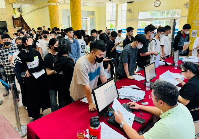 Không khí nhận hồ sơ xét tuyển tại khu vực sảnh A luôn đông đúc và nhộn nhịp Không khí nhận hồ sơ xét tuyển tại khu vực sảnh A luôn đông đúc và nhộn nhịp