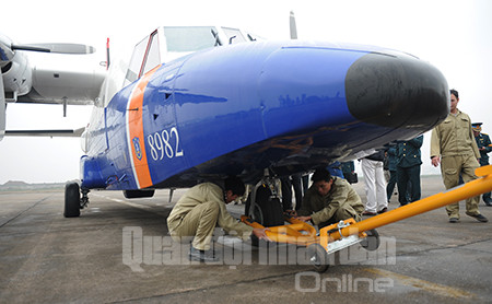 Lực lượng kỹ thuật lắp thiết bị để lai dắt máy bay