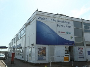 Lối vào bến phà Newhaven-Dieppe thuộc thị trấn Newhaven. 