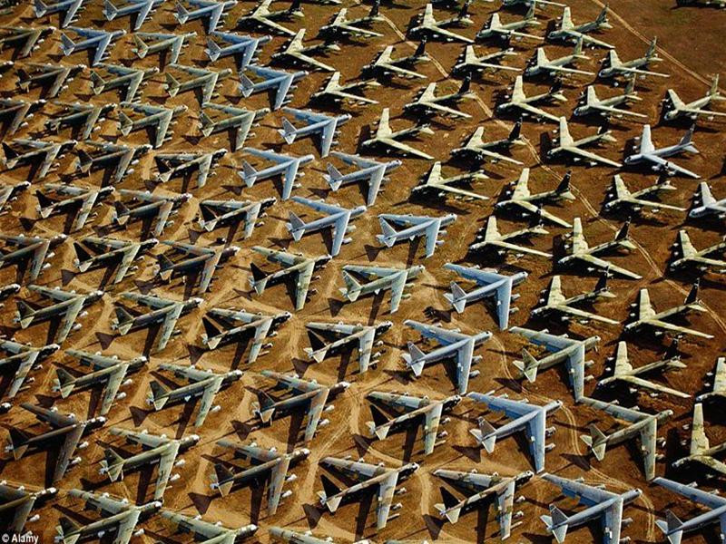 Những chiếc B-52 đậu san sát nhau và chưa bị “xẻ thịt”