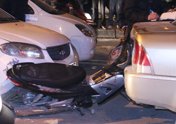 Chiếc xe máy Wave (BKS 30N1 4615) bị kẹp giữa taxi Mai Linh và taxi Hương Lúa