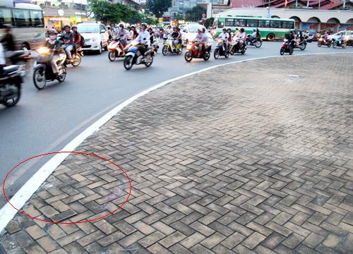 Anh Thép cho rằng đã tấp vào sát vòng xoay (vị trí khoanh tròn đỏ) để chỉ đường cho hai kẻ lạ mặt