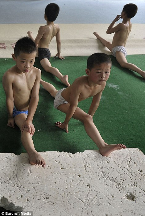 Tập xoạc, động tác khiến nhiều em phát khóc