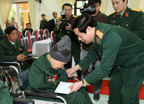 ... và ân cần thăm hỏi, tặng quà từng thương bệnh binh