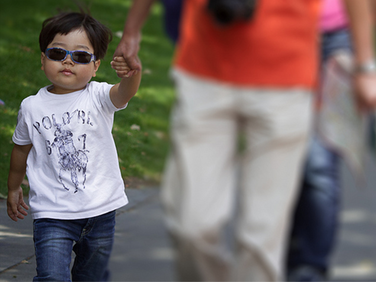 Vì muốn gây ấn tượng với các bạn, cậu bé lớp 3 đã lừa bố để lấy thẻ tín dụng tiêu xài. Ảnh minh họa: Shanghaiist. Vì muốn gây ấn tượng với các bạn, cậu bé lớp 3 đã lừa bố để lấy thẻ tín dụng tiêu xài. Ảnh minh họa: Shanghaiist