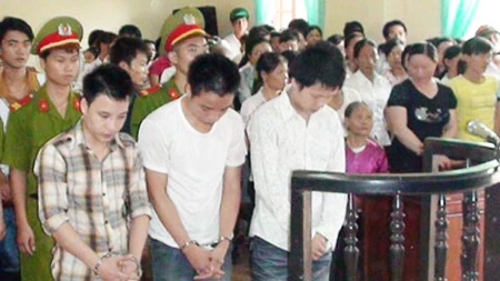 Ba đối tượng hiếp dâm cụ bà 90 tuổi tại phiên tòa. Ảnh: Lao động