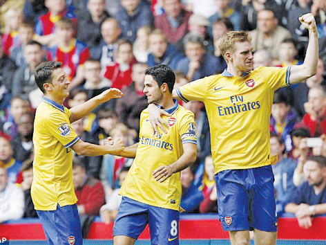 Thua người, Arsenal vẫn thắng và duy trì ngôi đầu bảng. Thua người, Arsenal vẫn thắng và duy trì ngôi đầu bảng