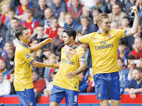 Thua người, Arsenal vẫn thắng và duy trì ngôi đầu bảng