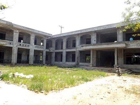 Năm 2010 Trường THCS Cộng Hòa (“hàng xóm” của Trường THCS Tân Hòa) được đầu tư xây mới 2 khối nhà 2 tầng. Đến nay, tường của 2 khối nhà đã mọc rêu xanh nhưng thầy và trò của Trường THCS Cộng Hòa vẫn phải dạy và học trong tình trạng … thiếu phòng