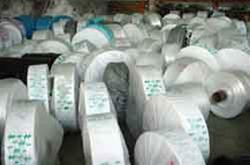 Sản xuất bao bì nhựa tự hủy trong nhà máy ở Khu công nghiệp Tân Bình (TP.HCM) Bao bì nhựa tự phân hủy được đóng lại thành cuộn để giao khách hàng Mẫu bao nhựa tự phân hủy do Thương xá Tax đặt hàng với công ty ALTA Bao bì nhựa có thể rã thành bột mịn.