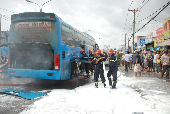 Lực lượng phòng cháy chữa cháy dập lửa - Ảnh: Mậu Trường (Tuổi Trẻ)