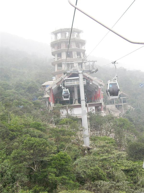 Ga đến đã đưa vào sử dụng, tòa tháp vọng cảnh đang hoàn thiện.