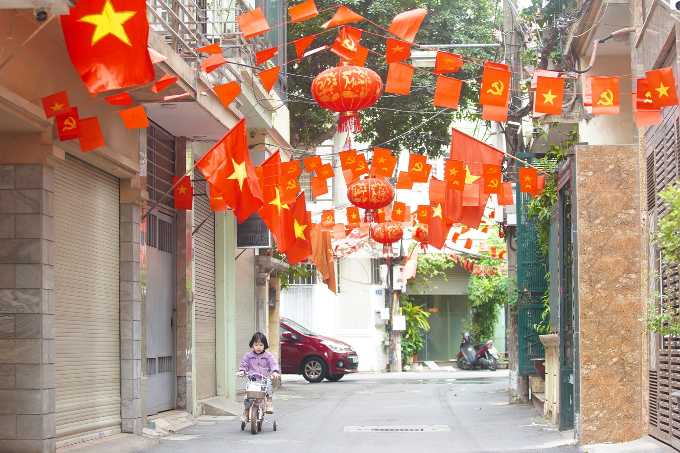 Con phố trông khác lạ hẳn so với ngày thường.