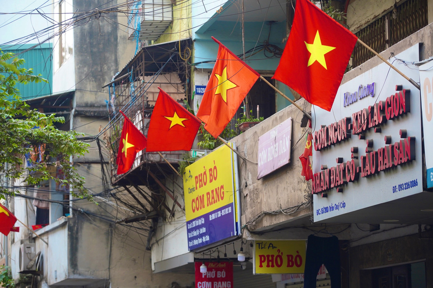 Cờ đỏ rực rỡ tại chung cư ở phố Trần Quý Cáp ngày 29 Tết.