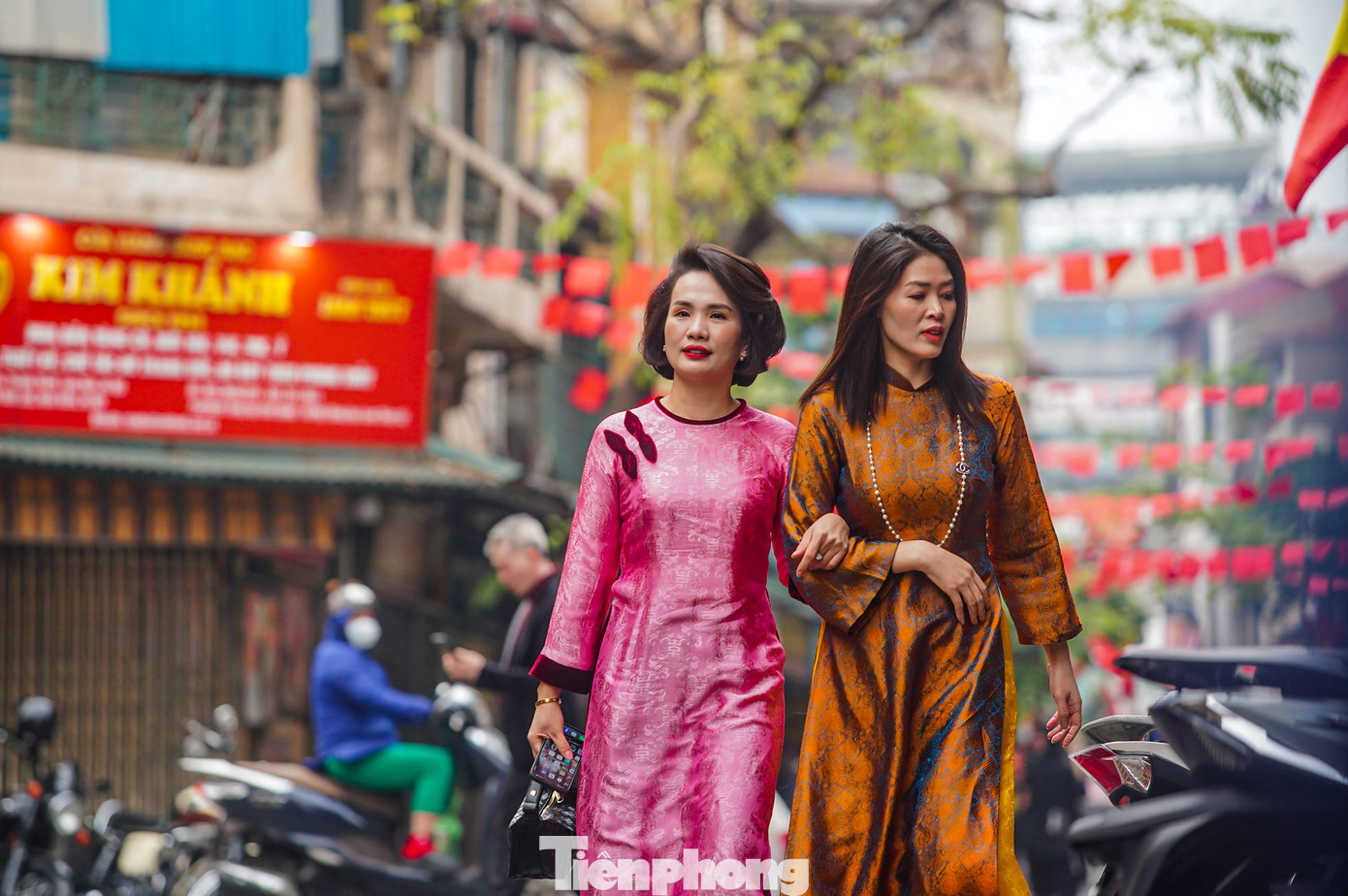 Một số người đã dậy sớm đi du Xuân tại khu vực phố cổ.