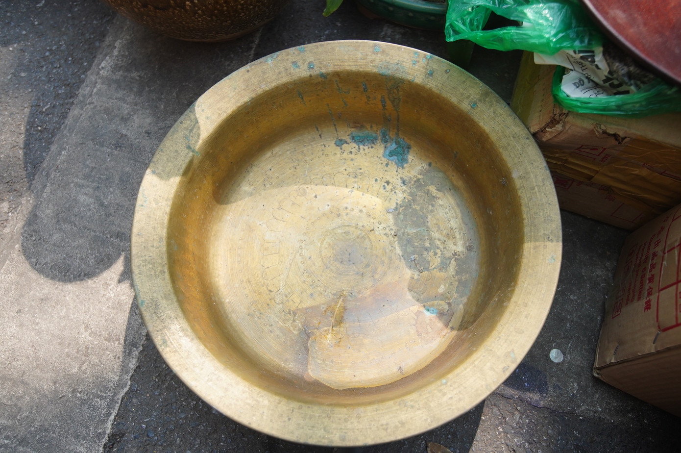 Đa dạng các mặt hàng cổ được tiểu thương sưu tầm bày bán.