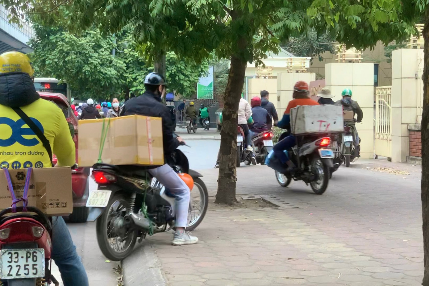 Xe máy leo vỉa hè trên đường Trường Chinh. Đối với lỗi hành vi này mức phạt từ 4 - 6 triệu đồng theo Nghị định mới.