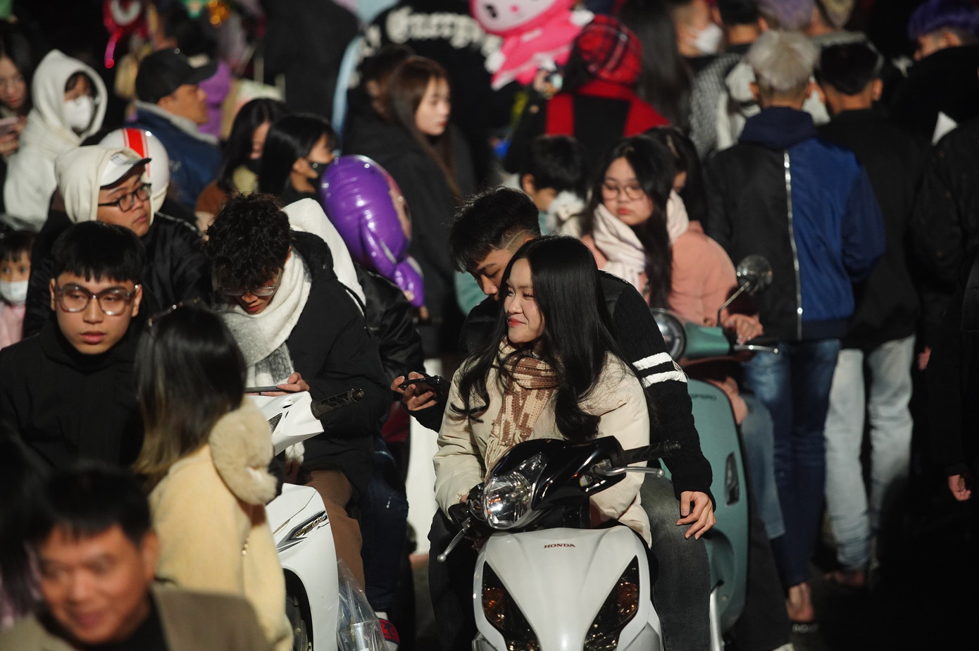 Nhiều vị trí xung quanh khu vực điểm bắn pháo hoa nhanh chóng được lấp đầy.