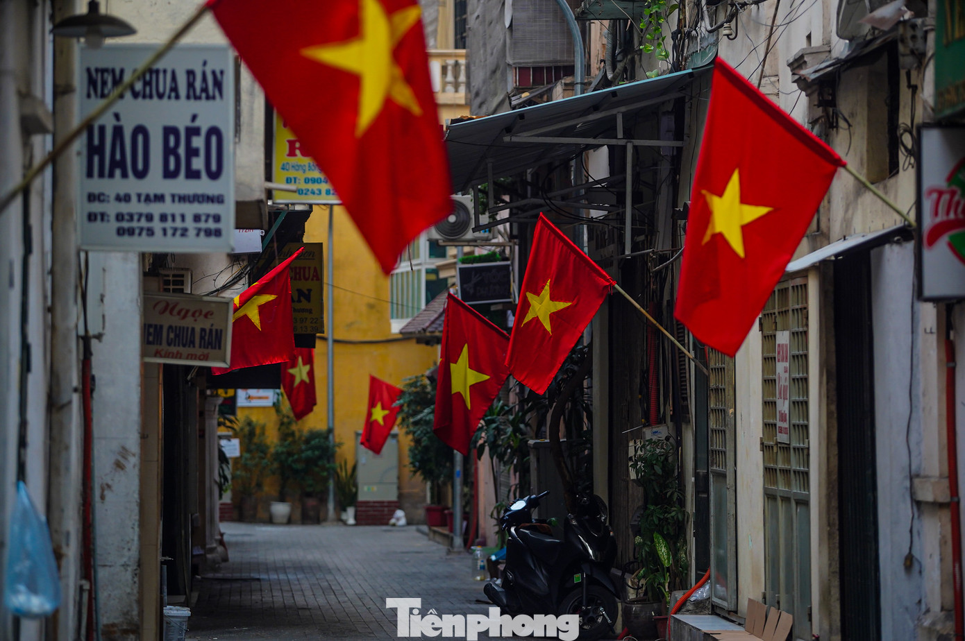 Góc phố rực rỡ với cờ Tổ quốc.
