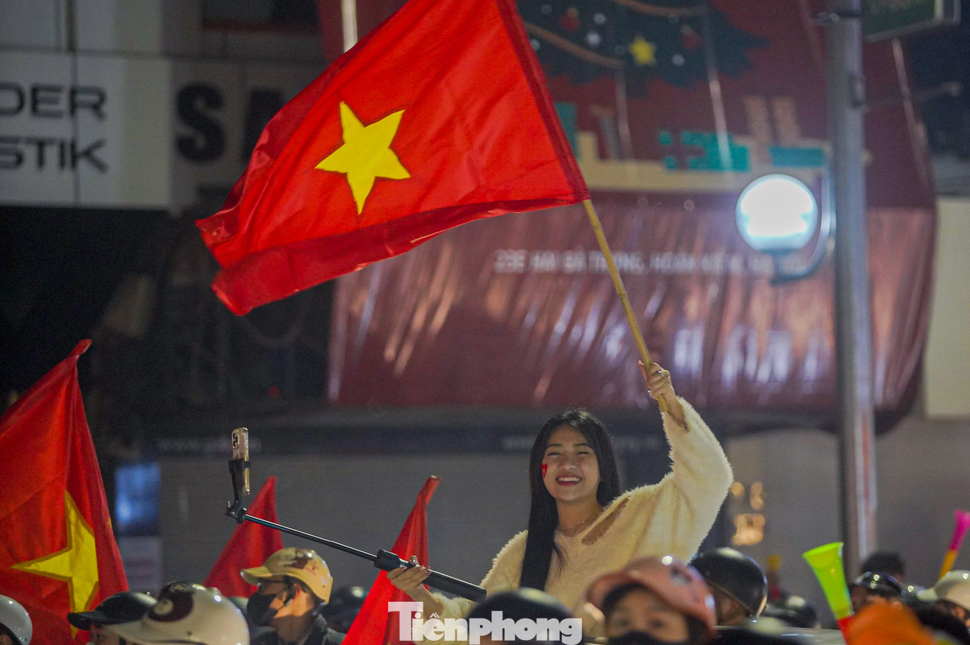 Hơn 1 giờ sáng ngày 3/1, tại các tuyến phố quanh Hồ Gươm vẫn ngập trong sắc đỏ của cờ Tổ quốc và tiếng hò reo ăn mừng.