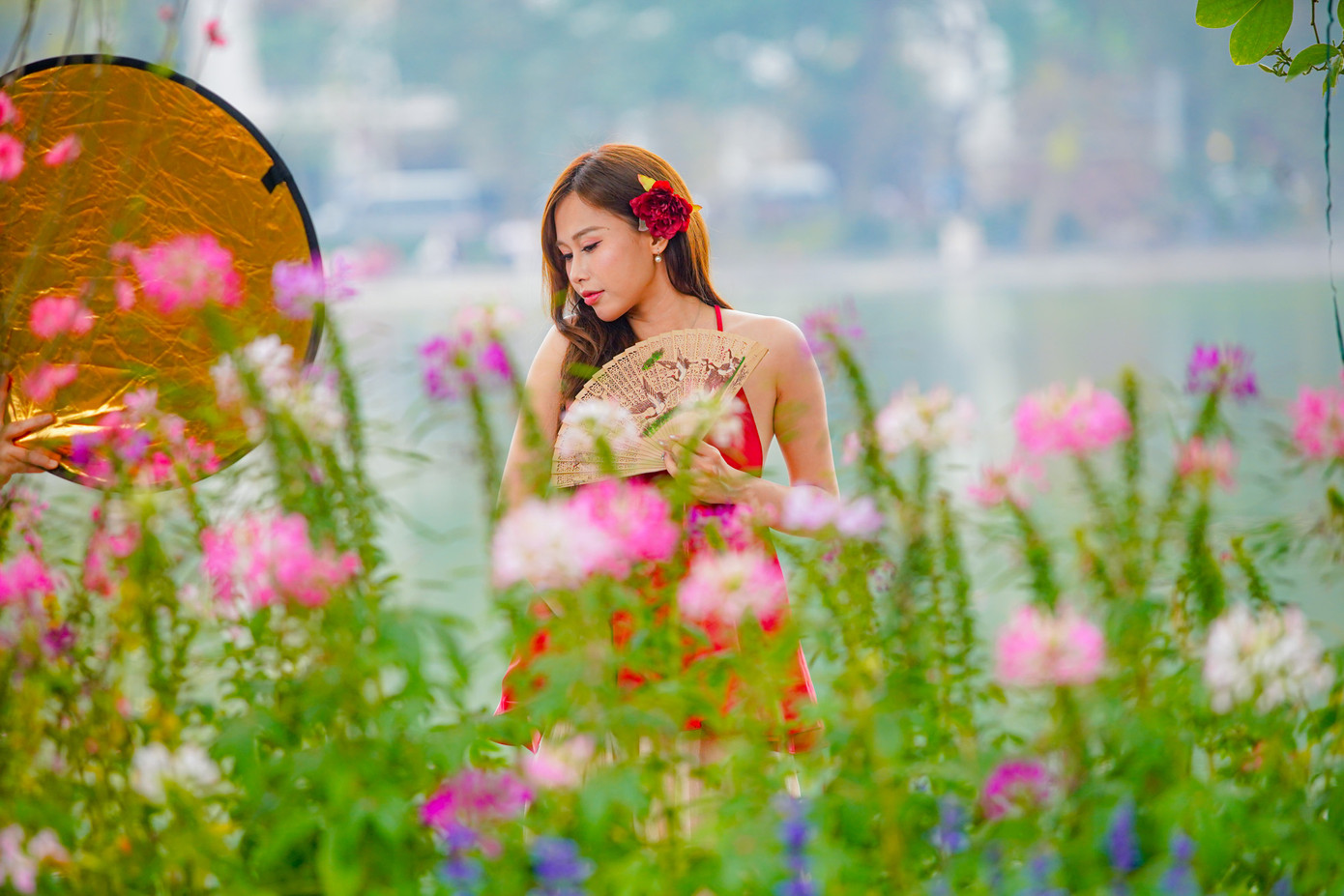 Những thiếu nữ duyên dáng, cầm trên tay nhành hoa xinh xắn, tạo dáng chụp hình đã tạo nên không khí tưng bừng sắc xuân xung quanh hồ Hoàn Kiếm.