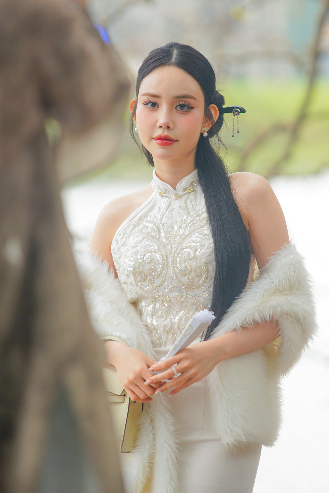 Bên cạnh dài truyền thống, đa dạng các trang phục được các "nàng thơ" lựa chọn.