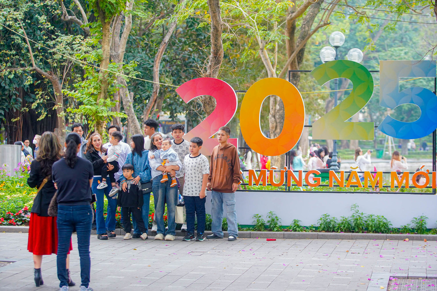 Các cụm trang trí thu hút người dân đến check-in.