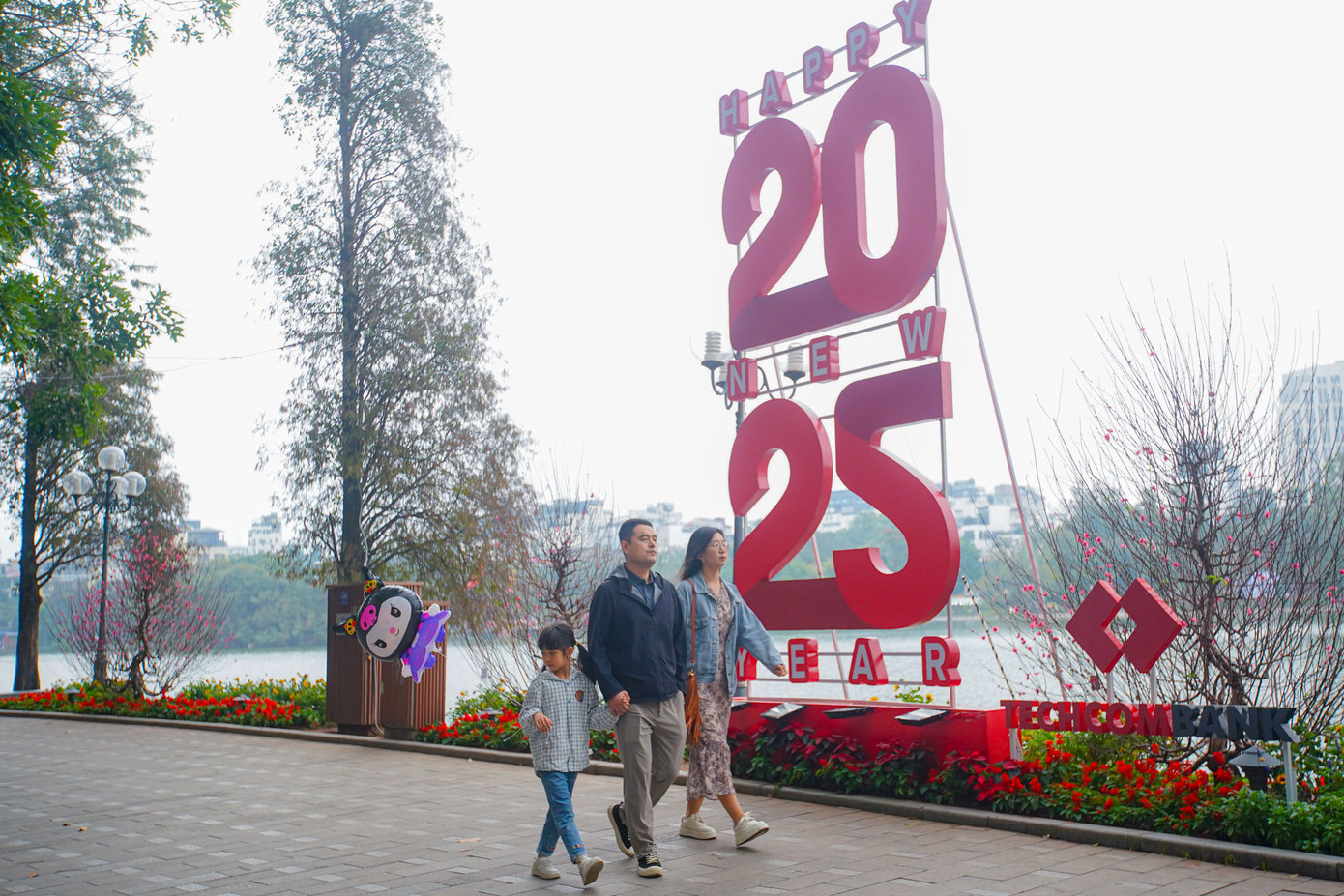 Ngoài thảm hoa, những cụm trang trí "Chúc mừng năm mới" được bố trí quanh hồ Hoàn Kiếm.