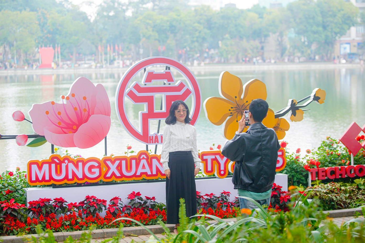 Các cụm trang trí thu hút người dân đến check-in.