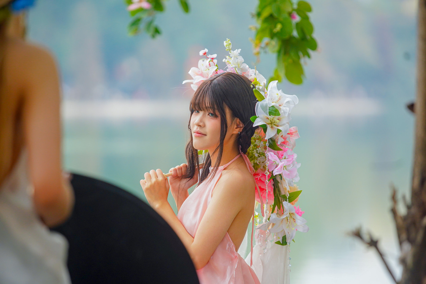 Những thiếu nữ duyên dáng, cầm trên tay nhành hoa xinh xắn, tạo dáng chụp hình đã tạo nên không khí tưng bừng sắc xuân xung quanh hồ Hoàn Kiếm.