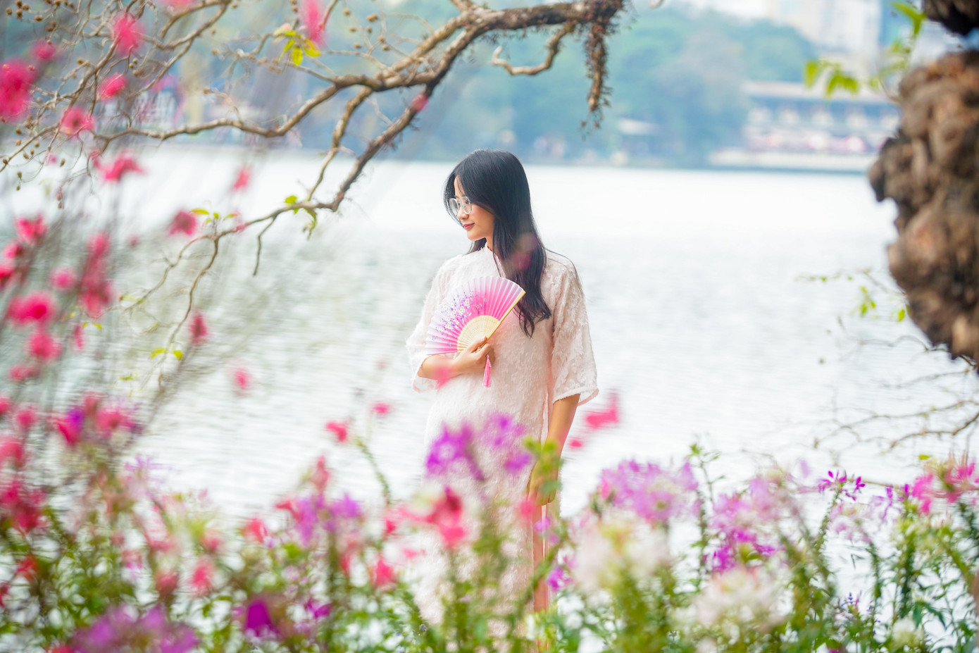 Khu vực thảm hoa với điểm nhấn cây đào thu hút đông người dân và du khách chụp ảnh.