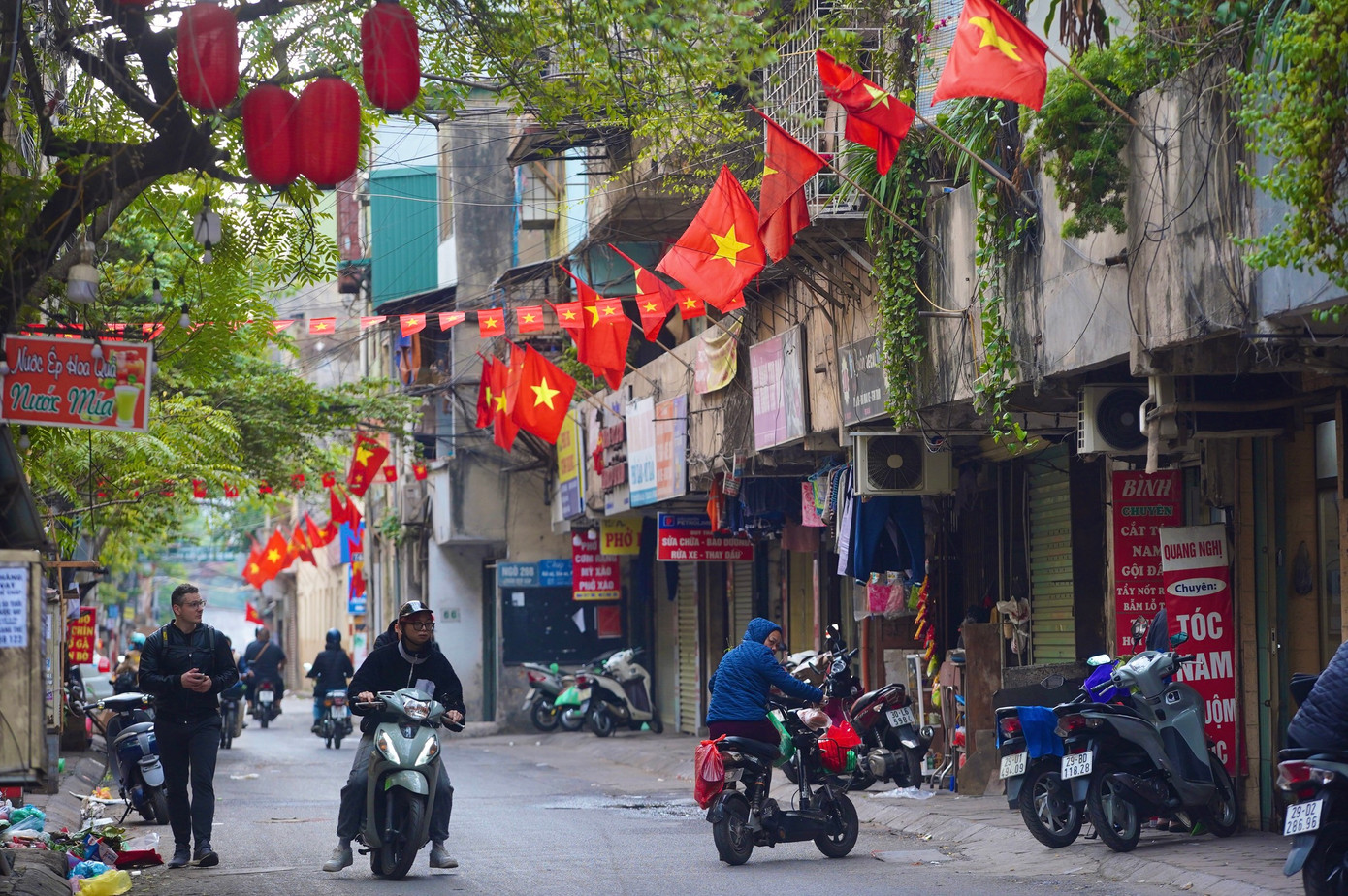 Cờ đỏ rực rỡ tại chung cư ở phố Trần Quý Cáp ngày 29 Tết.