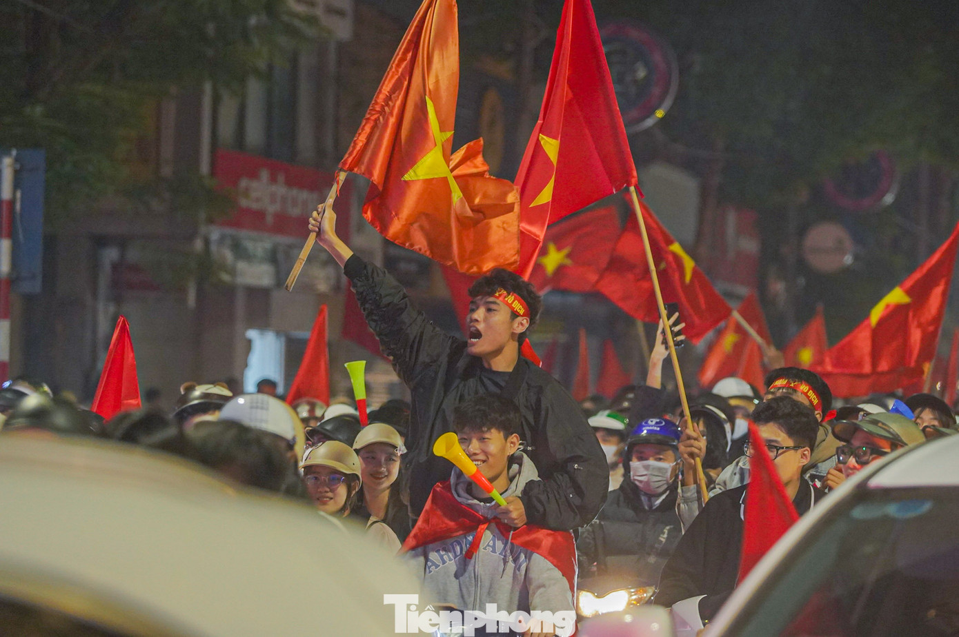 Không khí náo nhiệt, niềm vui chiến thắng lan tỏa các con phố.