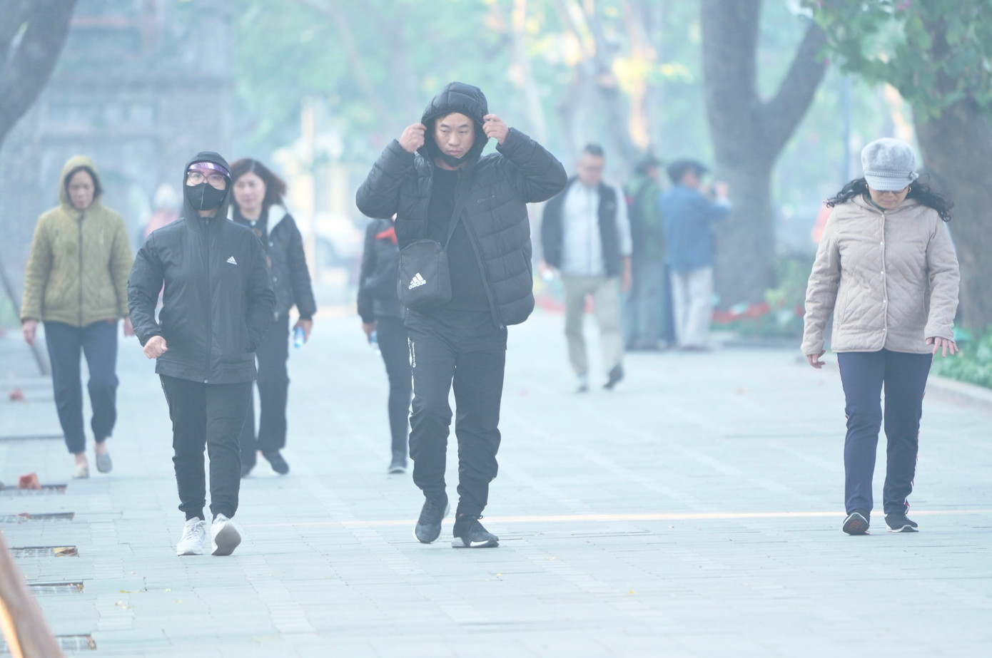 Theo dự báo, Hà Nội ít mây, sáng sớm sương mù, ngày nắng. Gió đông bắc cấp 2-3, trời rét đậm. Nhiệt độ thấp nhất 8-10 độ C, cao nhất 20-22 độ C.