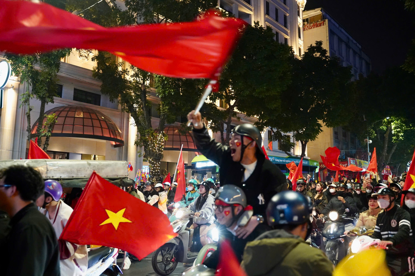 Mọi ngả đường đều tấp nập phương tiện nối đuôi nhau "đi bão". Mọi ngả đường đều tấp nập phương tiện nối đuôi nhau "đi bão".