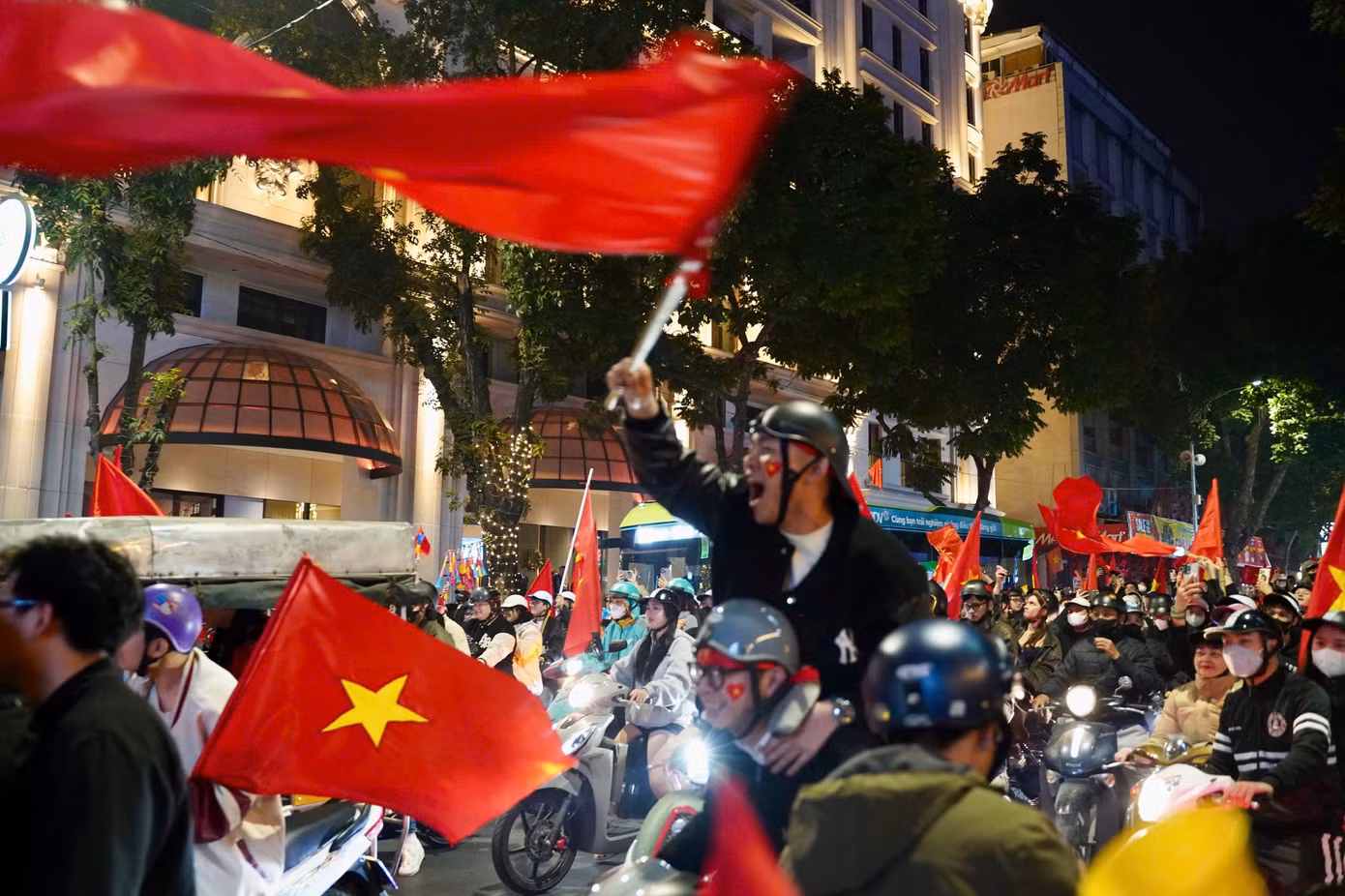 Mọi ngả đường đều tấp nập phương tiện nối đuôi nhau "đi bão".