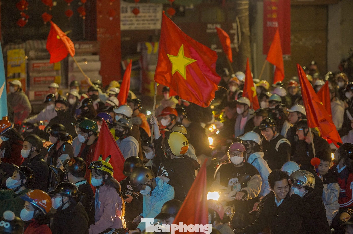 Các con phố trung tâm Hà Nội chật kín người xe &quot;đi bão&quot; ăn mừng chiến thắng.