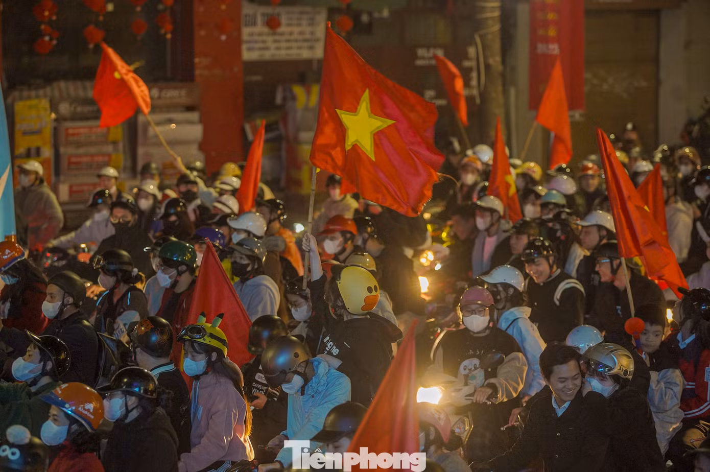 Các con phố trung tâm Hà Nội chật kín người xe "đi bão" ăn mừng chiến thắng.